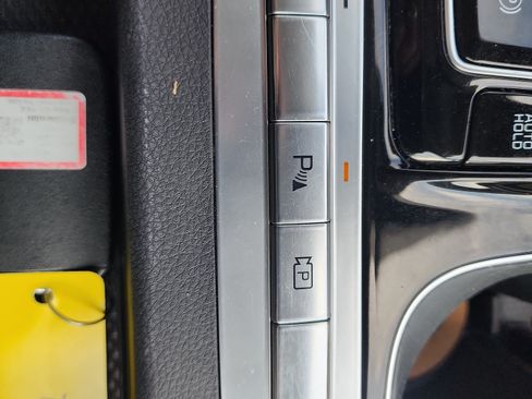 Used 2024 Kia Carnival EX FWD image 21