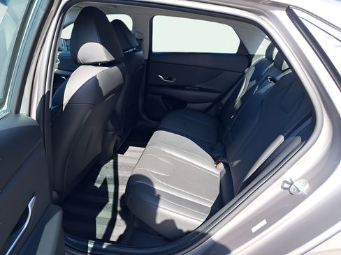 Used 2023 Hyundai Elantra Limited FWD image 31