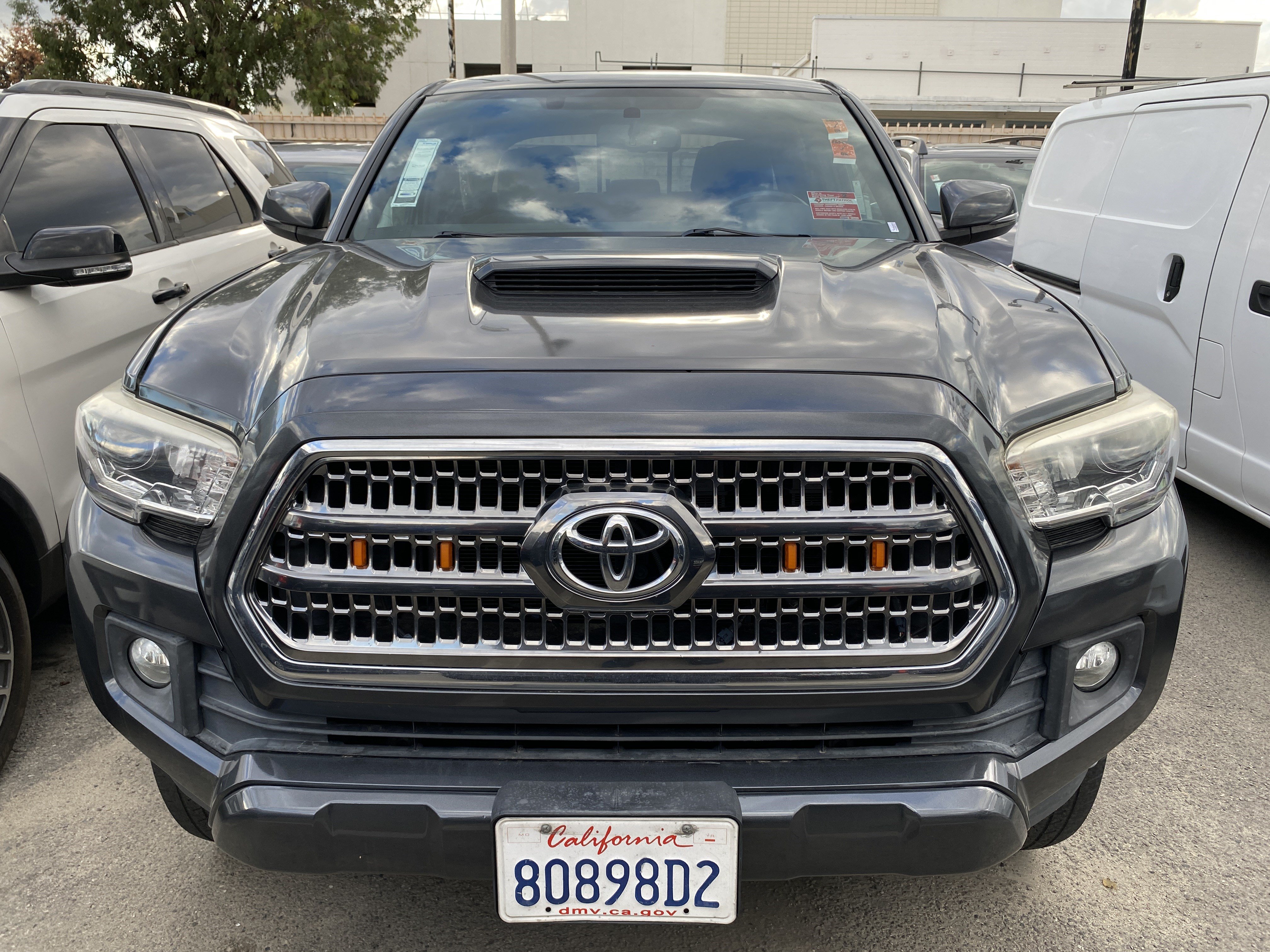 Used 2017 Toyota Tacoma TRD Sport RWD image 3