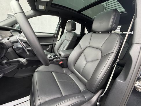 Certified 2025 Porsche Macan AWD/4WD image 17