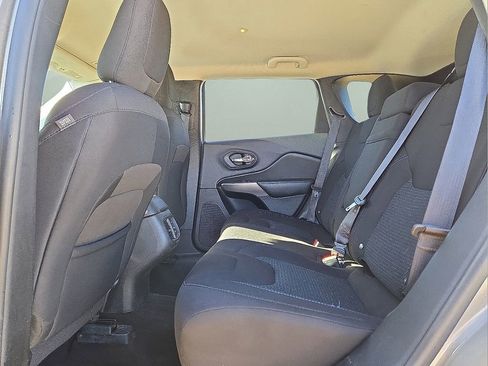 Used 2019 Jeep Cherokee Latitude w/ Popular Appearance Group image 16