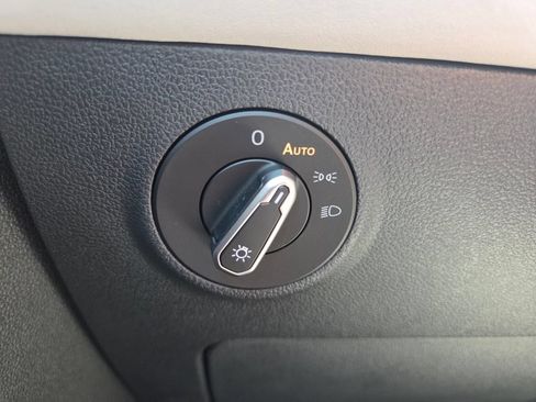 Certified 2025 Volkswagen Taos SE FWD image 12