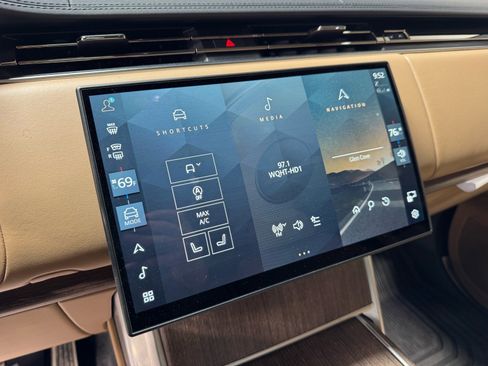 Used 2024 Land Rover Range Rover SE AWD/4WD image 16