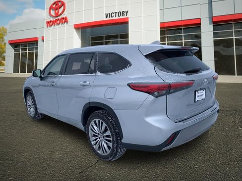Used 2023 Toyota Highlander Platinum image 5