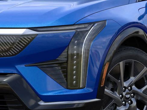 New 2025 Cadillac Optiq Luxury 2 image 24