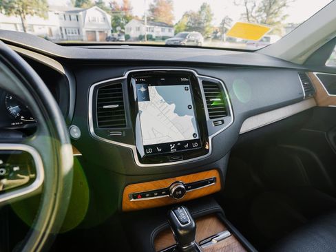 Used 2022 Volvo XC90 T6 Momentum w/ Climate Package image 21