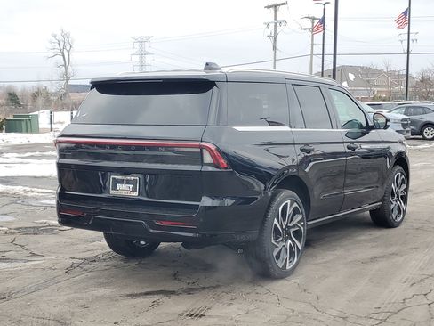 New 2026 Lincoln Navigator Reserve image 4
