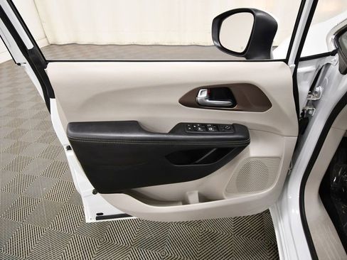 Used 2023 Chrysler Voyager LX image 13