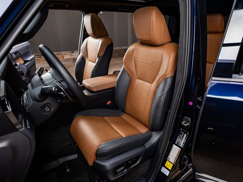 Used 2025 Lexus GX 550 w/ Accessory Package (2T) image 29