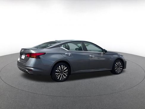 Used 2025 Nissan Altima 2.5 SV FWD image 12
