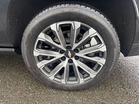 Used 2025 Chevrolet Suburban High Country image 9