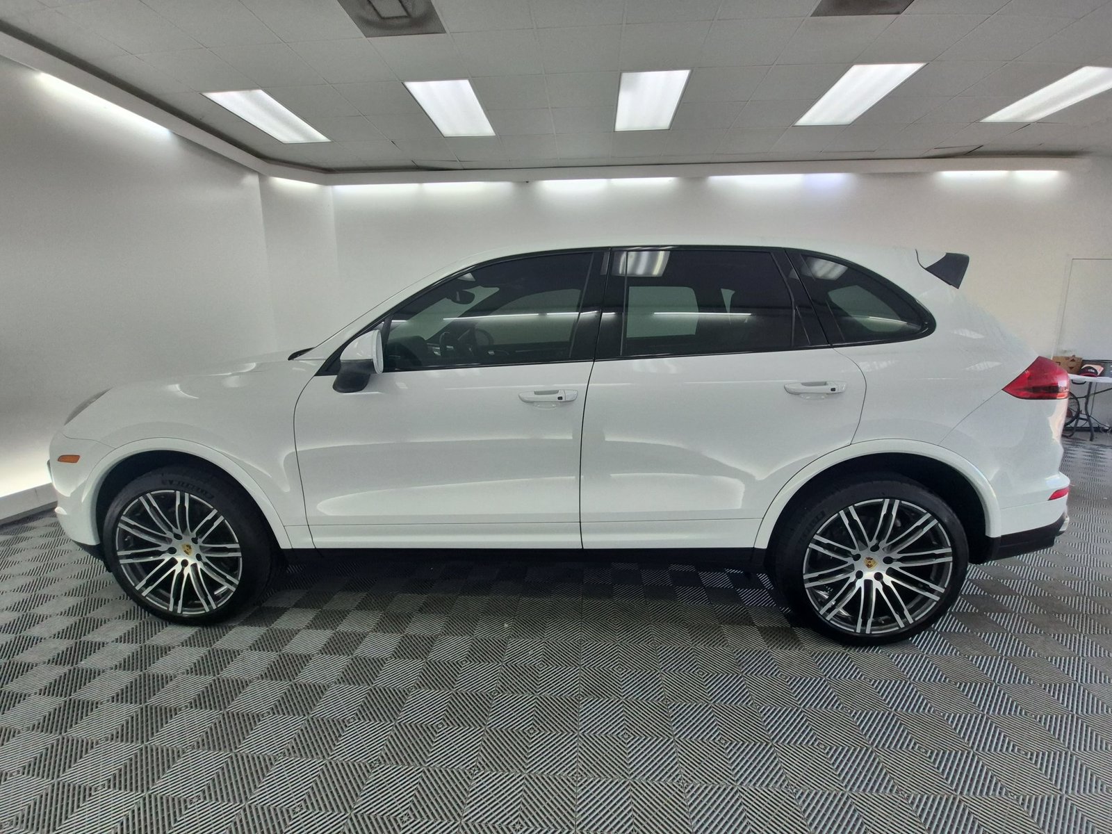 Used 2017 Porsche Cayenne Platinum Edition AWD/4WD image 2