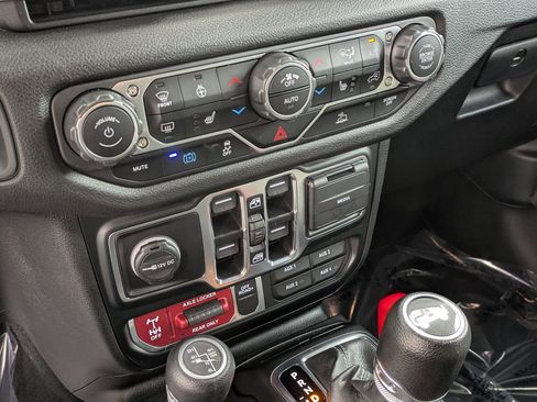 Used 2024 Jeep Wrangler Willys image 15