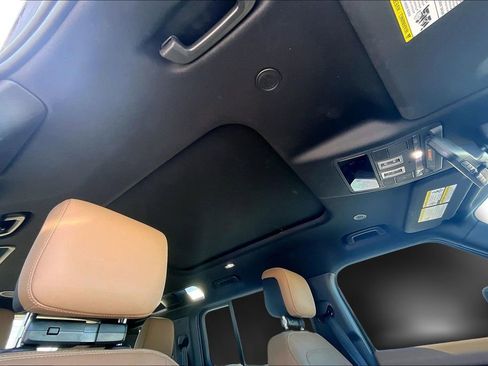 Used 2025 Land Rover Defender 110 X-Dynamic SE image 17