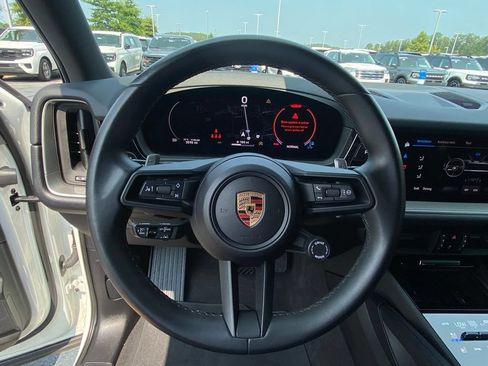 Used 2024 Porsche Cayenne AWD/4WD image 13