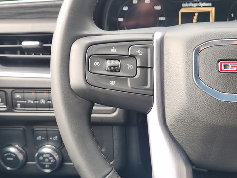 Used 2024 GMC Yukon XL SLT image 28