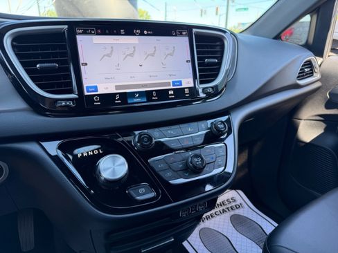 Used 2025 Chrysler Pacifica Select FWD image 11