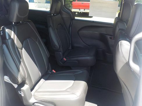 New 2025 Chrysler Pacifica Select image 13