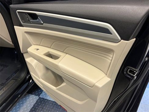 Used 2022 Volkswagen Atlas SEL Premium image 12