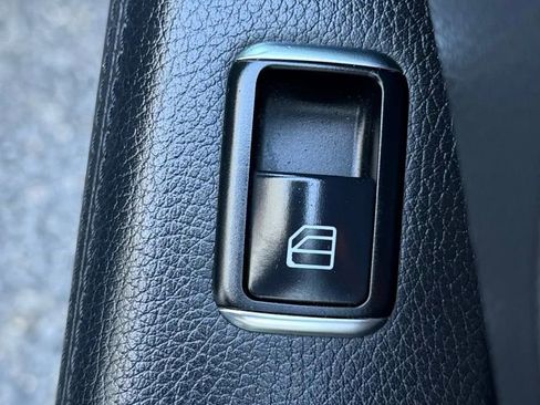 Used 2014 Mercedes-Benz E 350 4MATIC Sedan image 38