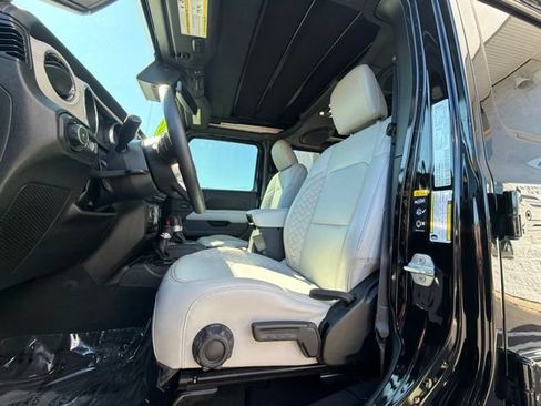 Used 2022 Jeep Wrangler Unlimited Sahara AWD/4WD image 14