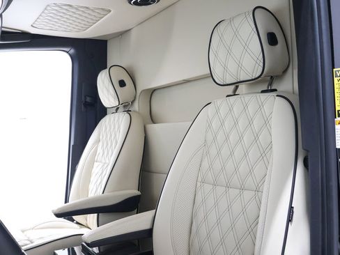 Used 2024 Mercedes-Benz Sprinter 3500 image 23