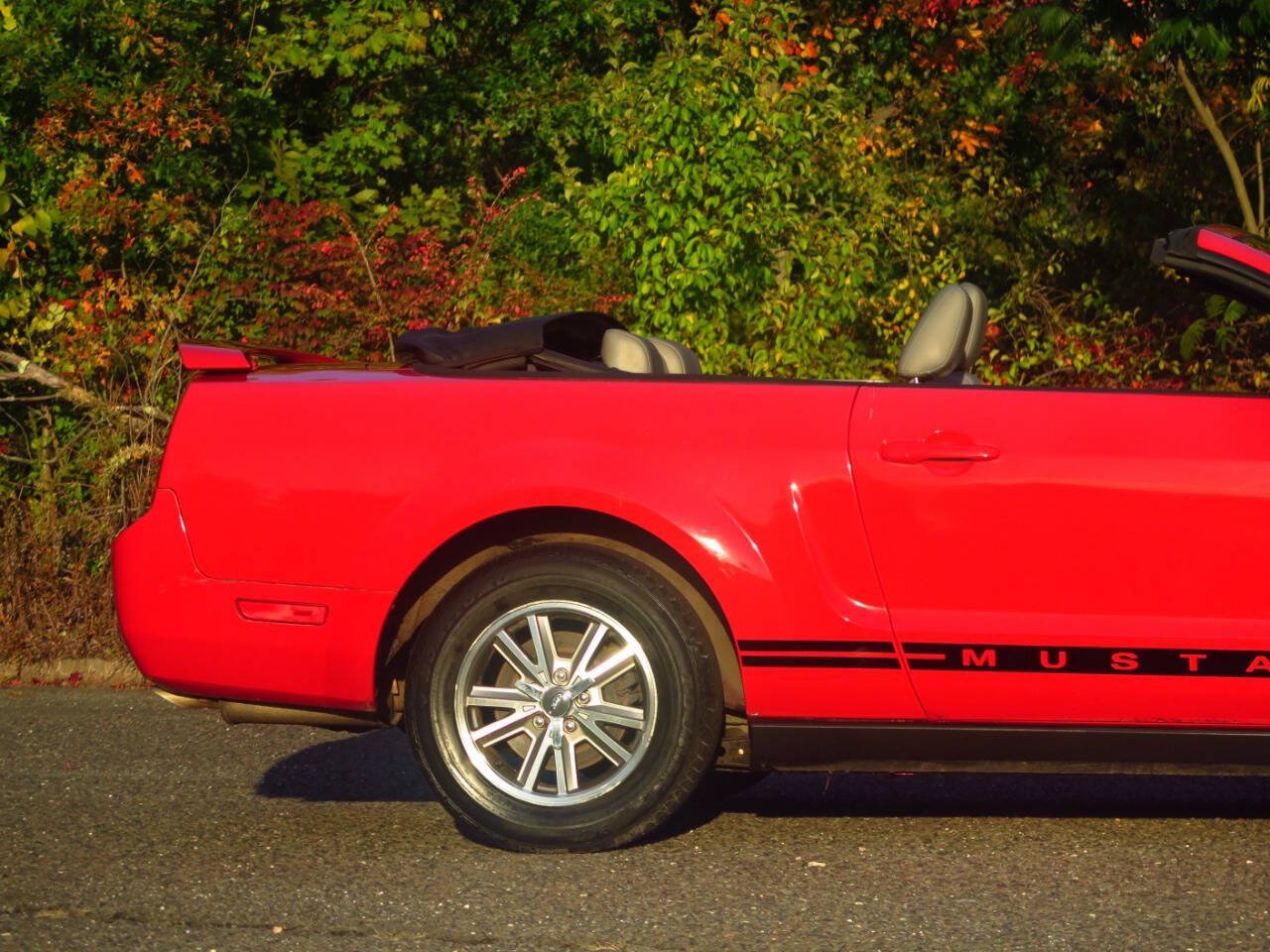 Used 2005 Ford Mustang Convertible RWD image 27