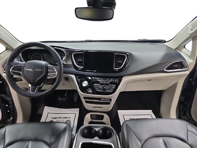 Used 2023 Chrysler Pacifica Touring-L FWD image 11