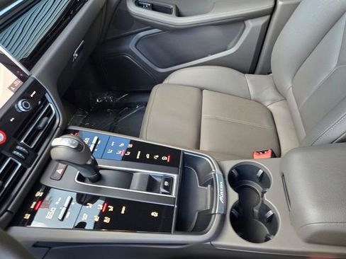 Used 2025 Porsche Macan image 23