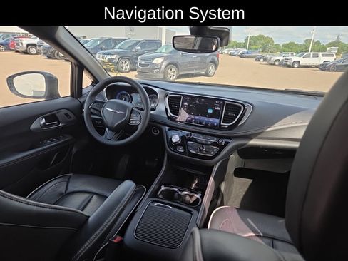 Used 2025 Chrysler Pacifica Limited FWD image 11