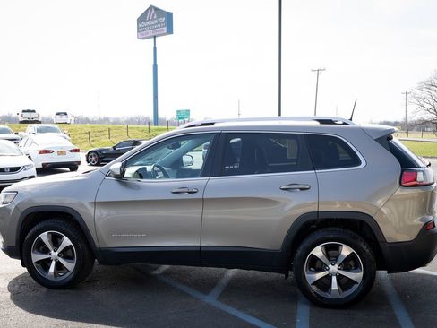 Used 2019 Jeep Cherokee Limited image 9