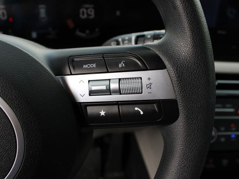 Used 2025 Hyundai Tucson SE FWD image 30