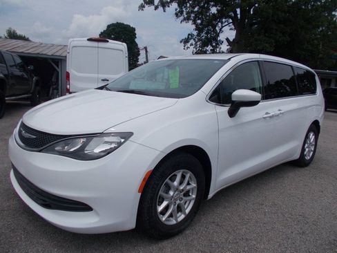 Used 2017 Chrysler Pacifica Touring FWD image 1
