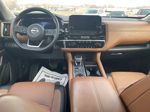 Used 2025 Nissan Pathfinder Platinum image 12