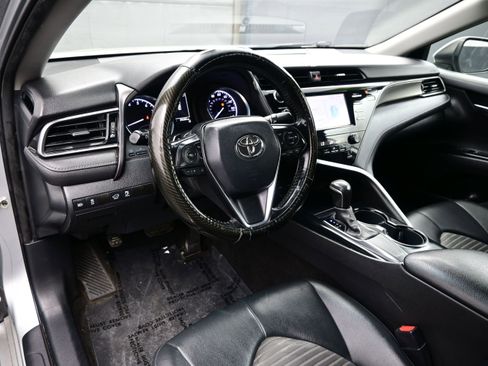 Used 2020 Toyota Camry SE FWD image 11