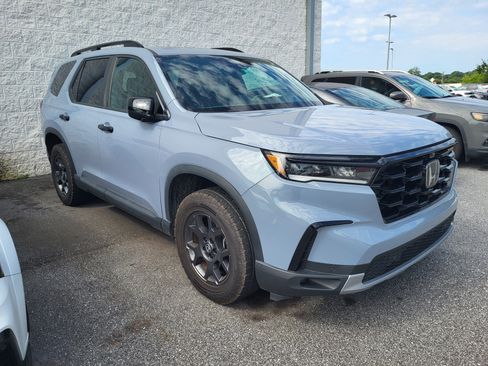 Used 2024 Honda Pilot TrailSport image 3