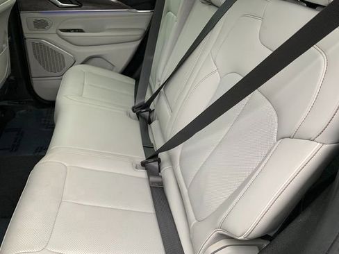 Used 2022 Jeep Grand Cherokee Overland image 16