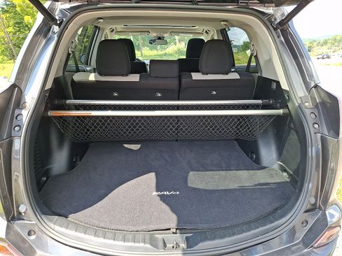 Used 2018 Toyota RAV4 XLE AWD/4WD image 29
