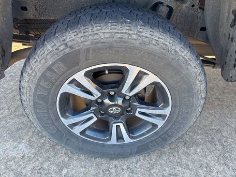 Used 2018 Toyota Tacoma TRD Sport image 6