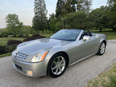 Used 2004 Cadillac XLR RWD image 4