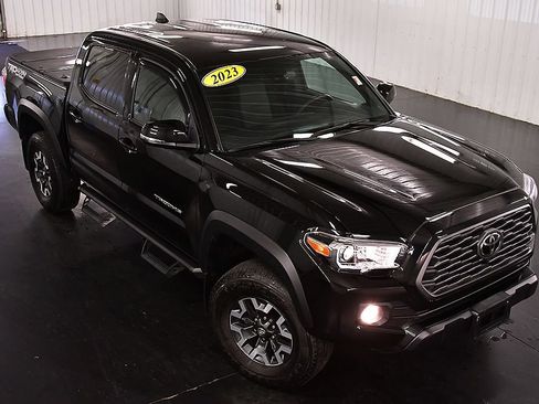Used 2023 Toyota Tacoma TRD Off-Road w/ Advanced Technology Package AWD/4WD image 15