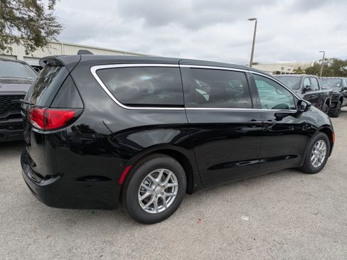 New 2026 Chrysler Voyager LX image 5