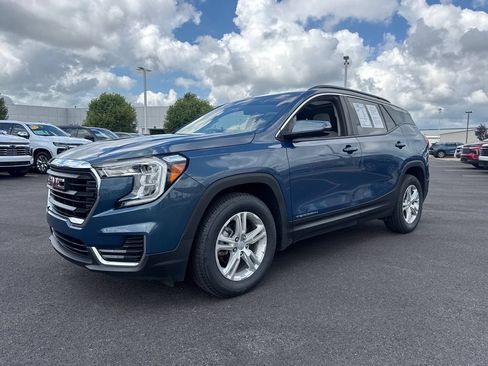 Used 2024 GMC Terrain SLE w/ Driver Convenience Package FWD image 2
