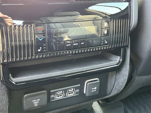 New 2024 Jeep Wagoneer Series III w/ Premium Group I image 19