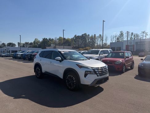 Used 2025 Nissan Rogue SL w/ Tech Package FWD image 3