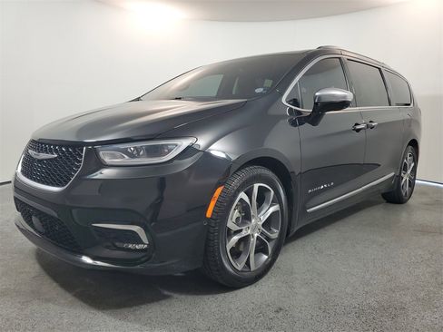 Used 2023 Chrysler Pacifica Pinnacle w/ Trailer Tow Group image 3