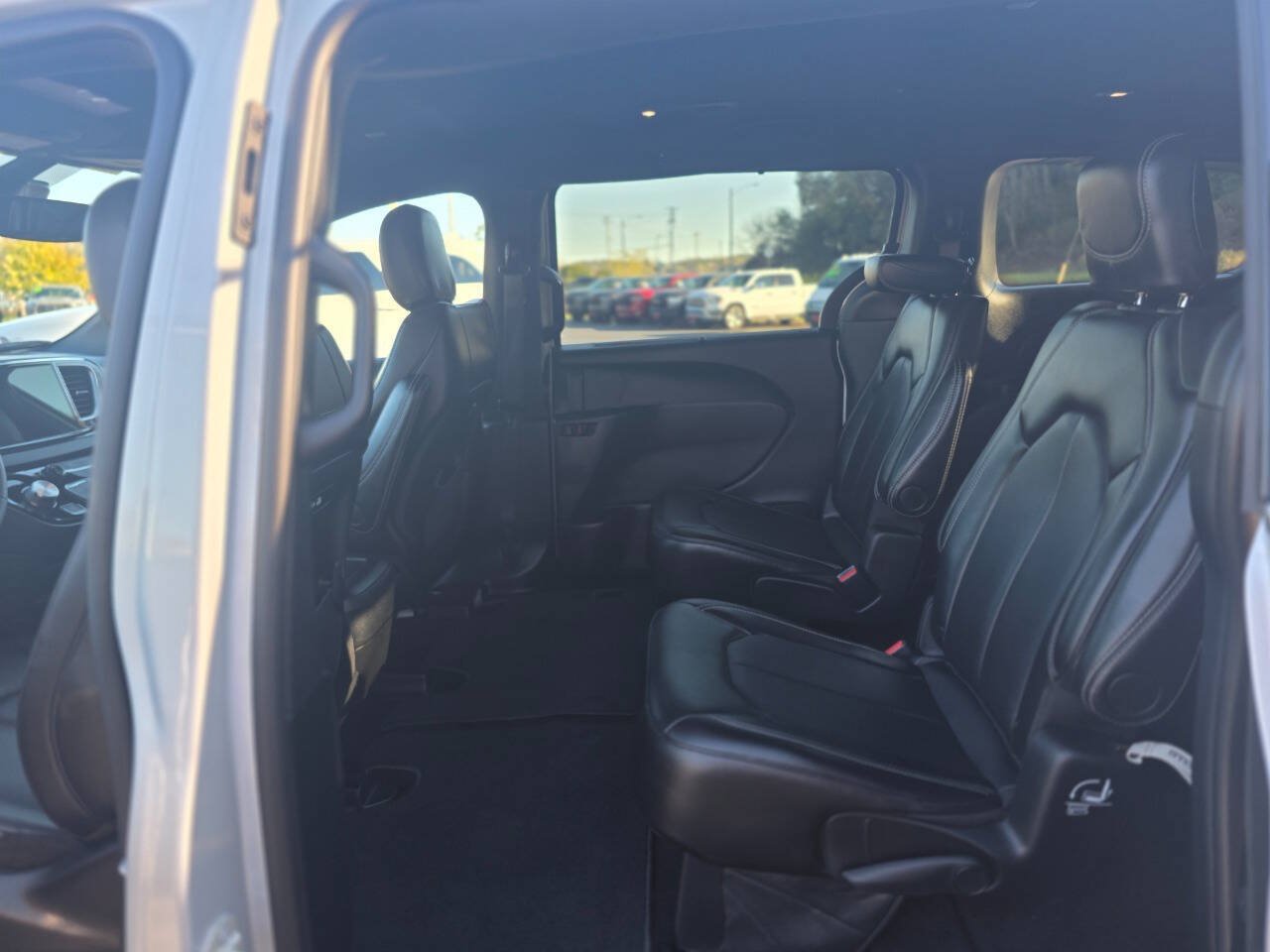 Used 2026 Chrysler Pacifica Select FWD image 25