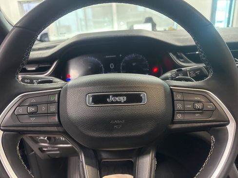 Used 2025 Jeep Grand Cherokee L Altitude image 14