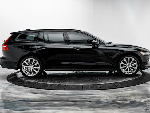 Used 2020 Volvo V60 T5 Momentum w/ Protection Package Premier image 16