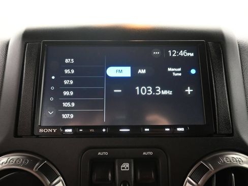 Used 2018 Jeep Wrangler Unlimited Sahara AWD/4WD image 14